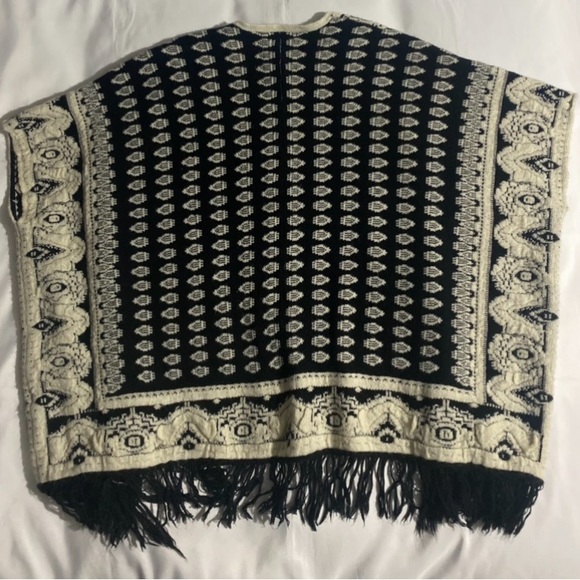 Dynamite Patterned Fringe Hem Sleeveless Cream & Black Sweater Cardigan - Picture 9 of 10